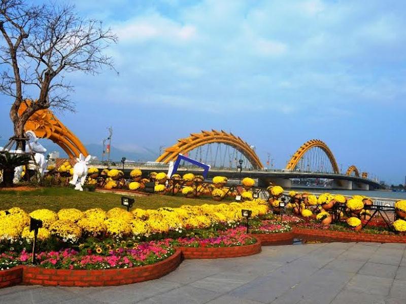 Đà Nẵng kêu gọi xã hội hóa trang trí đường hoa và điện chiếu sang tại các vị trí trọng điểm của thành phố.