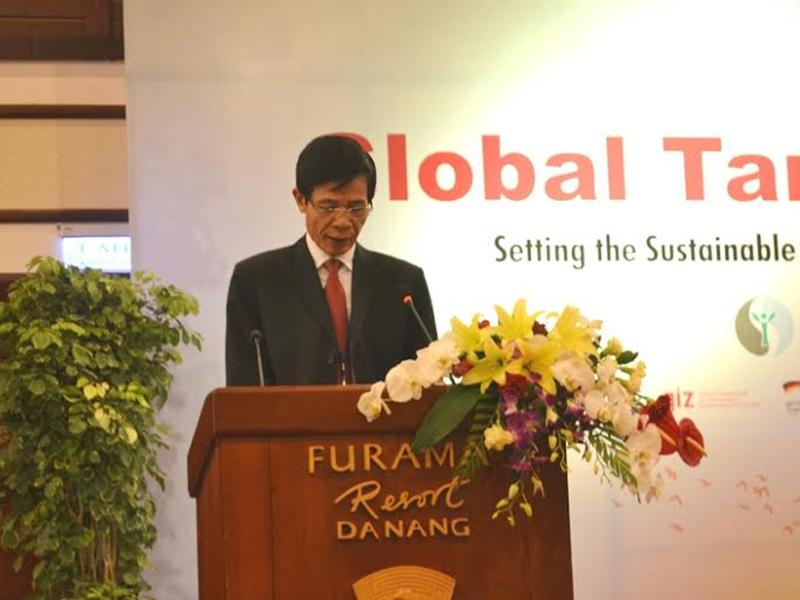Thứ trưởng Bộ Tài nguyên Môi trường Chu Phạm Ngọc Hiển đọc bài tham luận tại phiên toàn thể.