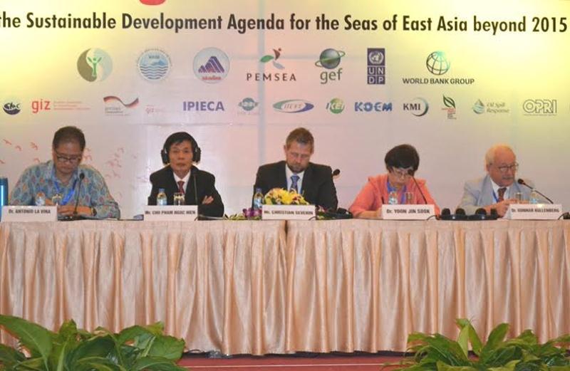 Các diễn giả tại phiên toàn thể Hội nghị, hội thảo quốc tế tại Đại hội Biển Đông Á lần thứ 5.