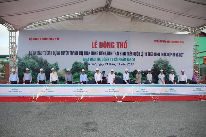 Phó Thủ tướng Hoàng Trung Hải, Bộ trưởng Giao thông vận tải Đinh La Thăng cùng lãnh đạo các Bộ, ngành, lãnh đạo tỉnh Thái Bình, Hải Phòng ấn nút động thổ Dự án đầu tư xây dựng tuyến đường tránh thị tr