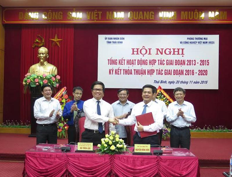 Chủ tịch Phòng TM- CN Việt Nam Vũ Tiến Lộc và Chủ tịch UBND tỉnh Thái Bình Nguyễn Hồng Diên ký Thỏa thuận hợp tác.