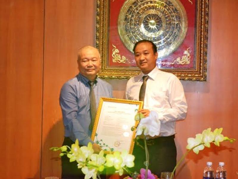 Ông Lê Quang Nam - Giám đốc Sở Khoa học công nghệ TP Đà Nẵng (phải ảnh) trao chứng nhận doanh nghiệp KHCN cho ông Nguyễn Quang Trị, Chru tịch HĐQT Công ty CP Dược Danapha.