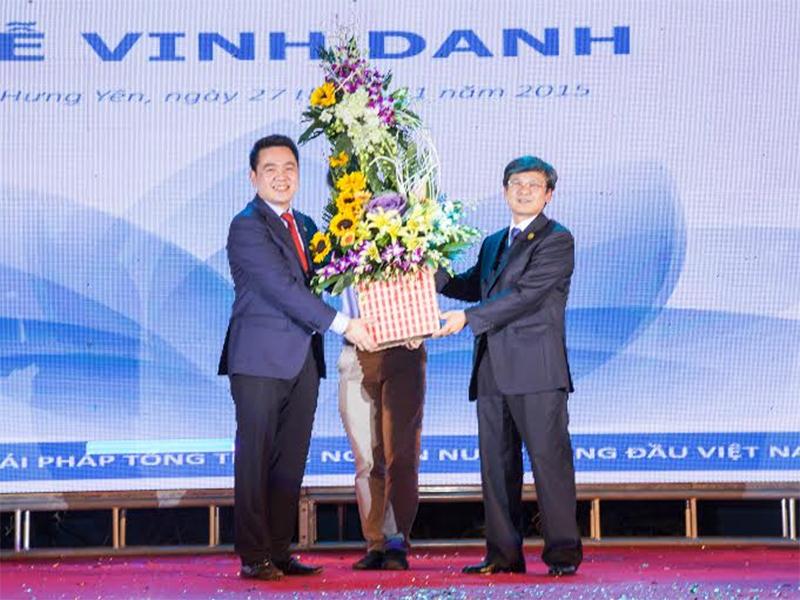 Ông Nguyễn Duy Hưng – Phó Chủ tịch UBND Tỉnh Hưng Yên tặng hoa chúc mừng Tổng giám đốc Nguyễn Duy Chính