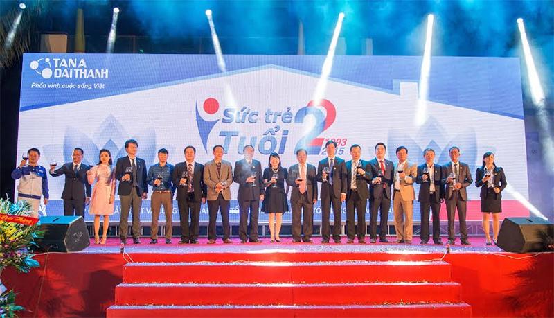 Các vị khách mời cùng Ban lãnh đạo Tập đoàn nâng ly chúc  mừng tuổi 22 của Tân Á Đại Thành