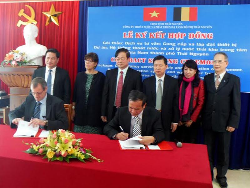 Lễ ký kết hợp đồng giữa đại diện nhà thầu Sodraep (Vương quốc Bỉ) và đại diện Công ty Trách nhiệm hữu hận ​một thành viên Thoát nước và phát triển hạ tầng đô thị Thái Nguyên  