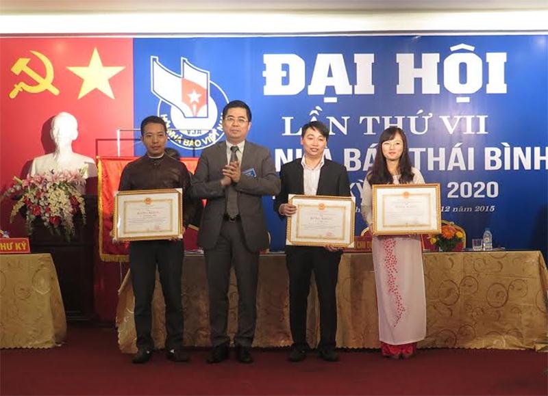 Phó Chủ tịch UBND tỉnh Thái Bình tặng Bằng khen của UBND tỉnh Thái Bình cho các cá nhân đạt giải C-giải Báo chí quốc gia lần 9 năm 2015.