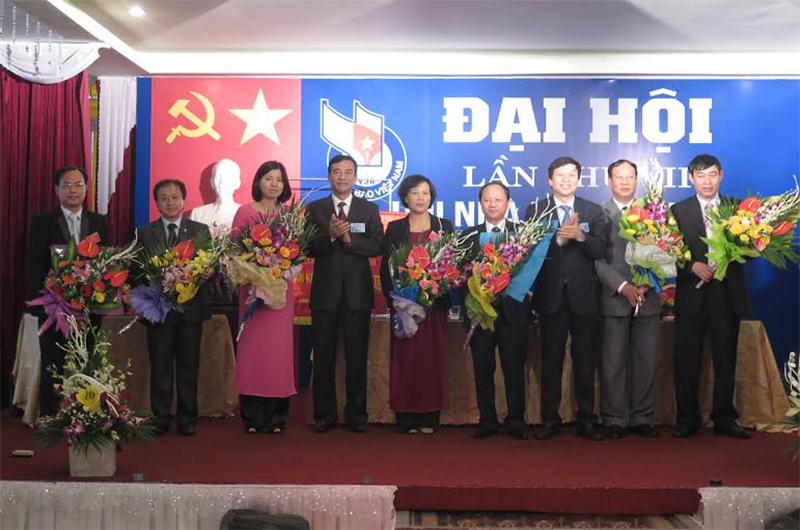  Đại diện lãnh đạo Hội Nhà báo Việt Nam, Tỉnh ủy, HĐND, UBND tỉnh Thái Bình chụp ảnh cùng Ban Chấp hành Hội Nhà báo tỉnh Thái Bình khóa VII, nhiệm kỳ 2015-2020 trong buổi ra mắt.