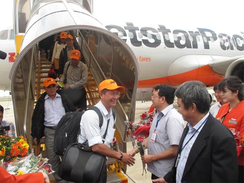 Lãnh đạo tỉnh Phú Yên ra tận sân bay chào đón đoàn khách đầu tiên trên chuyên bay của Jetstar Pacific