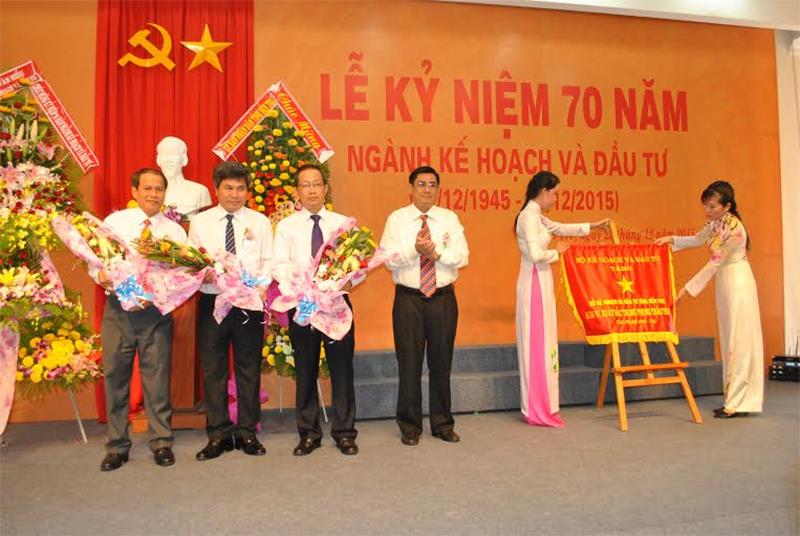 Phó chủ tịch UBND tỉnh Bến Tre Trương Duy Hải thừa ủy nhiệm Trao cờ thi đua của Bộ KH-ĐT cho ban giám đốc Sở KH-ĐT tỉnh Bến Tre