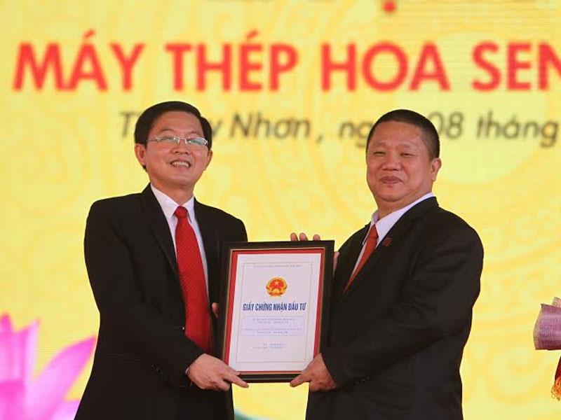 Ông Hồ Quốc Dũng, CT UBND tỉnh trao chứng nhận đầu tư cho ông Lê Phước Vũ, Tập Đoàn Hoa Sen