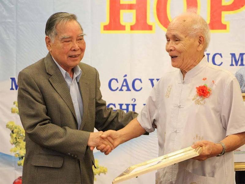 nguyên Thủ tướng Phan Văn Khải chúc thọ ông Phạm Đình Liệu hơn 90 tuổi, một cán bộ ngành Kế Hoạch và Đầu tư đã về hưu. Ảnh G.H