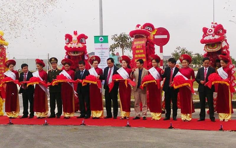 Cắt băng khánh thành công trình đường Nguyễn Tất Thành nối dài khu đô thị Quan Nam Thuỷ Tú.