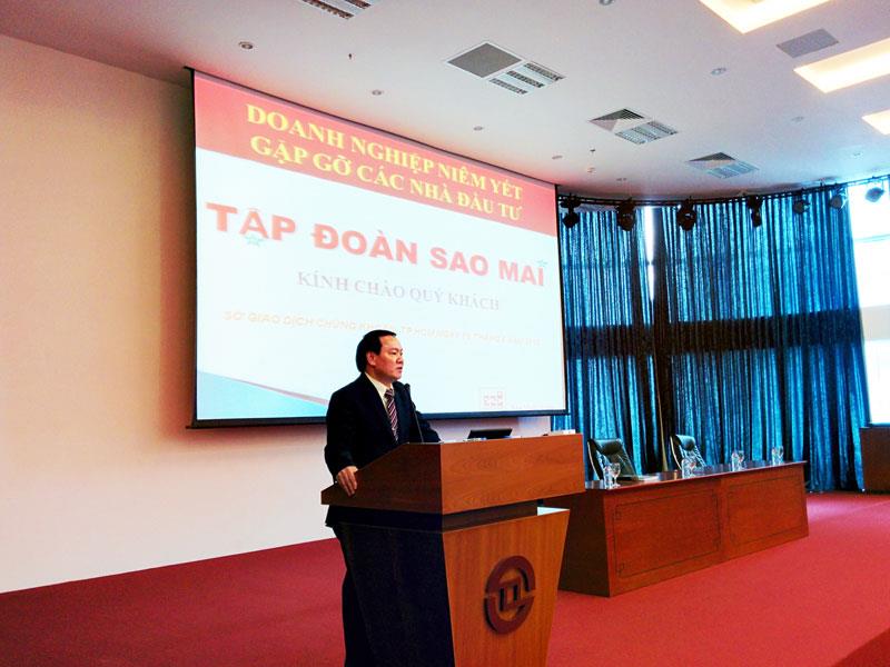 Ông Lê Thanh Thuấn – Chủ tịch HĐQT  Sao Mai Group  tiếp xúc  các nhà đầu tư tại HOSE