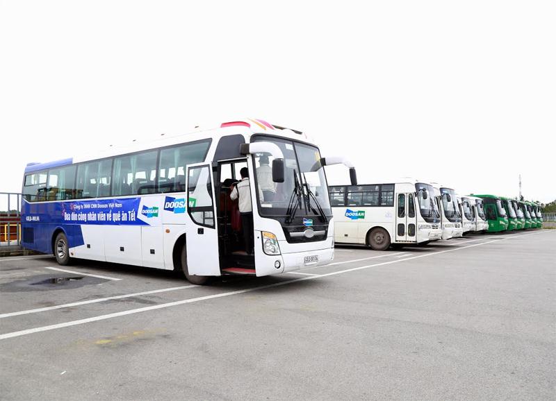 8 chiếc xe bus chất lượng cao đã sẵn sàng để đưa 340 công nhân về quê ăn tết Bính Thân.