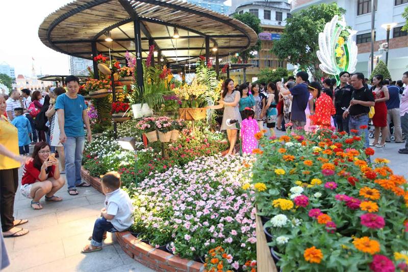 Hàng trăm loài hoa khoe sắc.