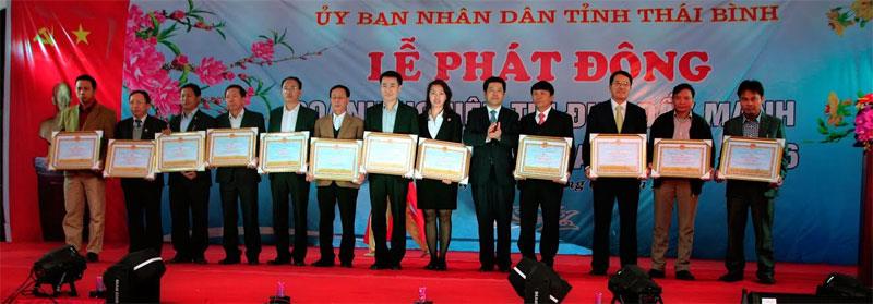 Chủ tịch UBND tỉnh Thái Bình Nguyễn Hồng Diên trao bằng ghi công cho các doanh nghiệp tích cực ủng hộ sự nghiệp xây dựng nông thôn mới của tỉnh Thái Bình.