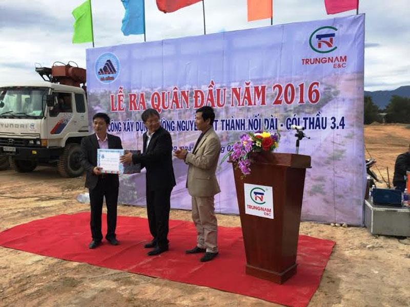 Phó chủ tịch UBND TP Đà Nẵng Nguyễn Ngọc Tuấn (giữa)tặng quà cho nhà thầu thi công Dự án.