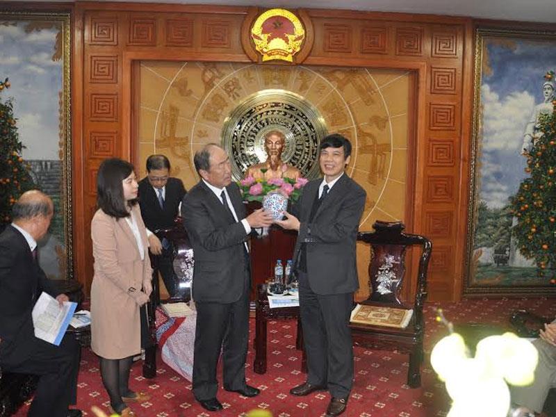 ông Nguyễn Đình Xứng, Chủ tịch UBND tỉnh TH (phải) và ôngTakashi Tsokioka – Tổng Giám đốc Idenmitsu.
