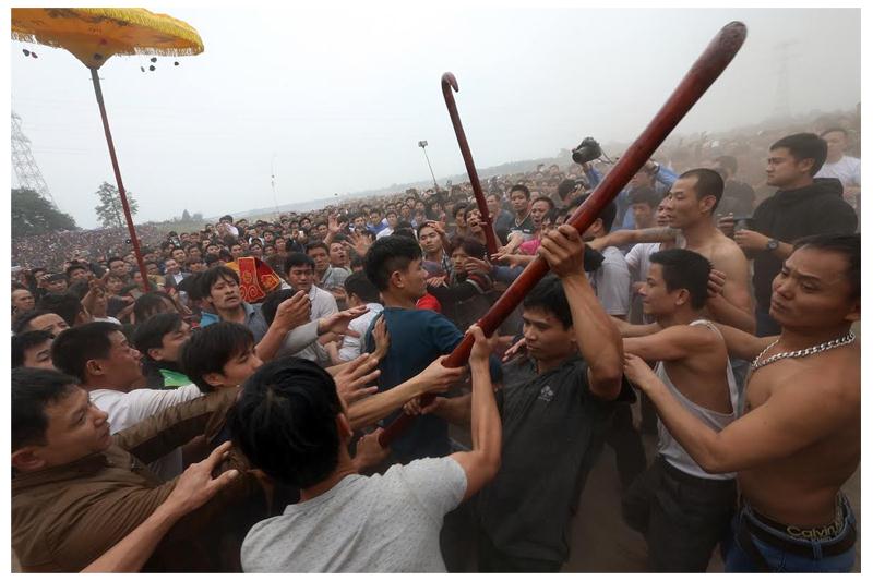 Vào lúc 15h30 quả phết đầu tiên được đưa ra trong sự hò reo phấn khích của đám đông.