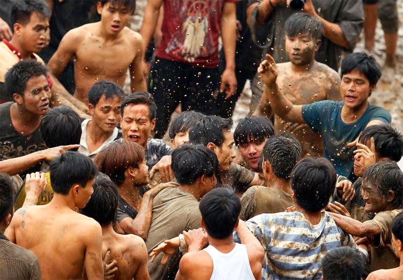 Tranh giành điên cuồng dưới nước bất chấp tiết trời giá rét.