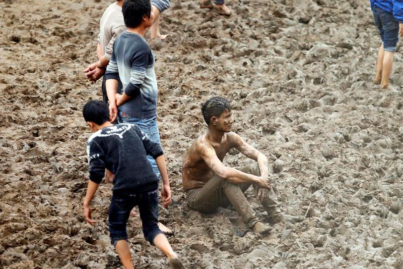 Nhiều người cũng chỉ biết ngồi thở dốc và đợi năm sau đến lượt mình được may mắn.