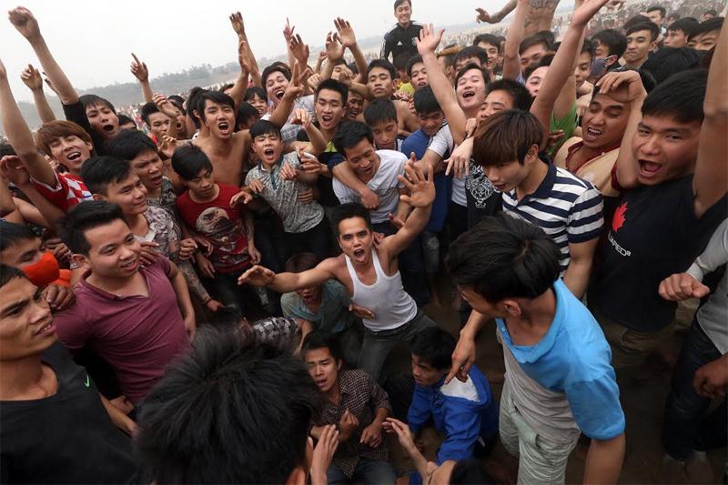 Tại hố chôn phết đã được đào sẵn đám đông đang hò reo đợi sẵn