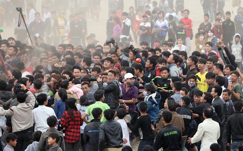 Trong khi đám thanh niên còn đang hì hục xô đẩy nhau thì quả phết lại được ném ra hướng khác