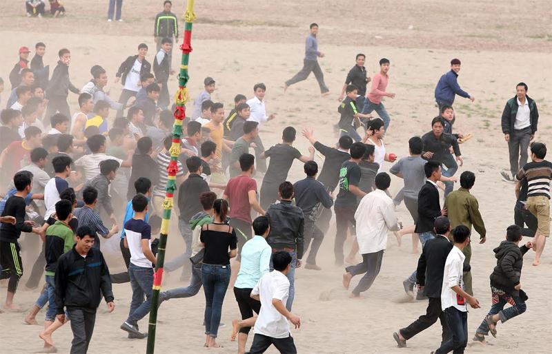 Ngay lập tức một đám đông khác hưởng lợi.