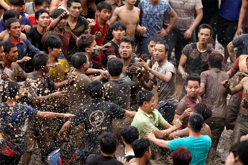 Các màn ẩu đả là điều không thể thiếu trong hội cướp phết Hiền Quan