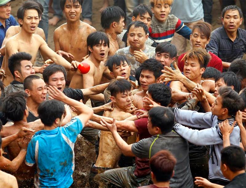 Mỗi khi quả Phết bay lên là có hàng chục bàn tay nhao tới.