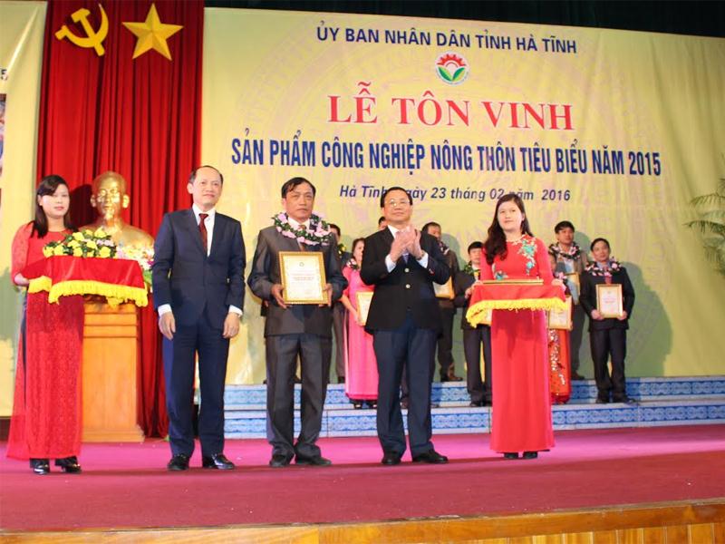 Lãnh đạo tỉnh Hà Tĩnh trao giấy chứng nhận cho cac cơ sở có sản phẩm tiêu biểu năm 2015