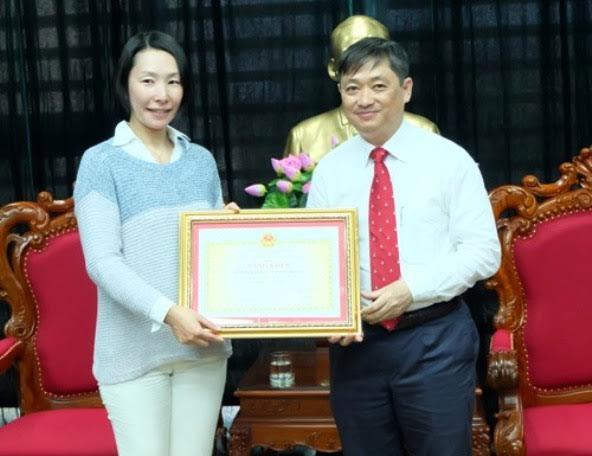 Phó Chủ tịch Đặng Việt Dũng trao tặng bằng khen vì những đóng góp của Quỹ Toyota Mobility cho giao thoogn Đà Nẵng.