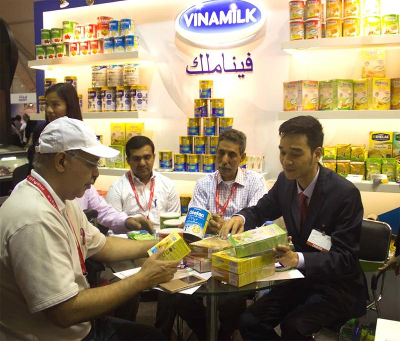 Ông Võ Trung Hiếu - Giám đốc Kinh Doanh Quốc tế Vinamilk giới thiệu với các đối tác các sản phẩm mới của Vinamilk tại hội chợ lần này.