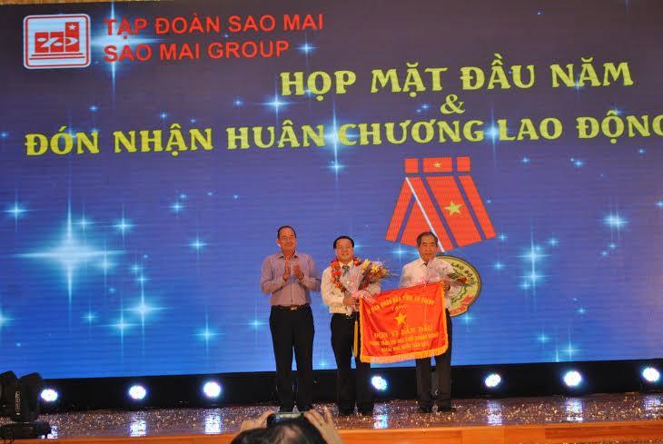 PCT UBND tỉnh An Giang Nguyễn Thanh Bình trao cờ thi đua xuất cho Tập đoàn Sao Mai.
