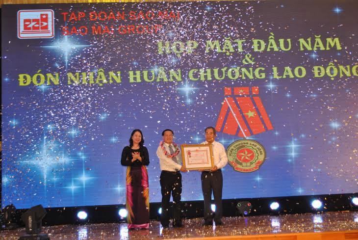 Bà Võ Thị Ánh Xuân, Bí thư Tỉnh ủy An Giang thừa ủy nhiệm Chủ tịch Nước trao tặng Huân chương Lao động hạng III cho ông Tập Đoàn Sao Mai.