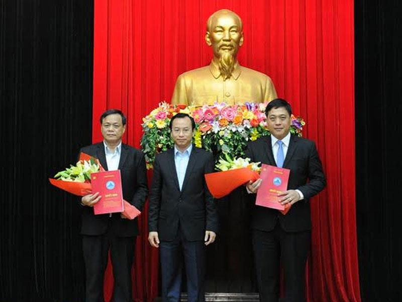 Ông Nguyễn Xuân Anh - Bí Thư Thành ủy (ở giữa) trao quyết định bổ nhiệm nhận sự
