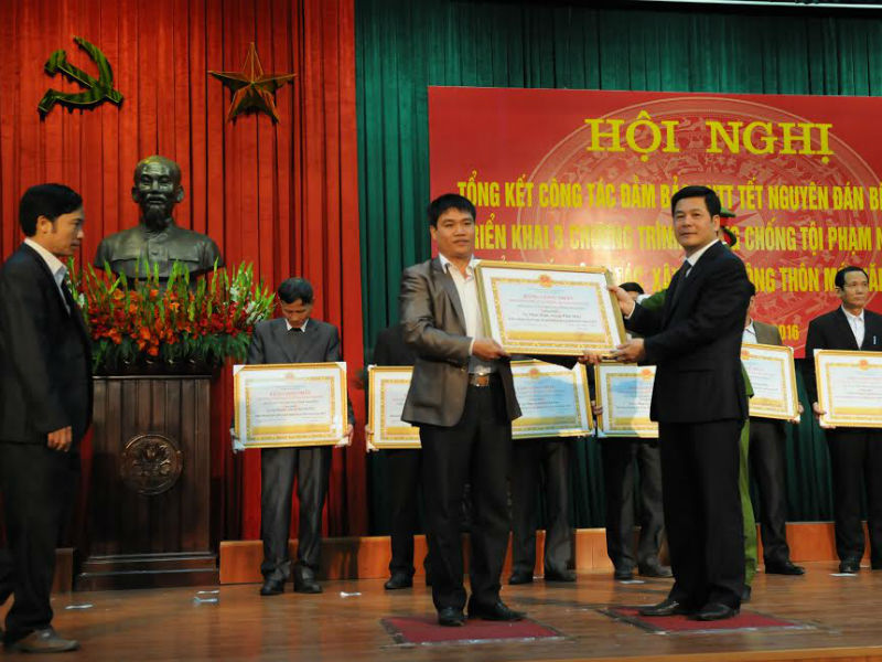 Chủ tịch UBND tỉnh Thái Bình Nguyễn Hồng Diên trao Bằng công nhận cho các đơn vị đạt chuẩn quốc gia về nông thôn mới.