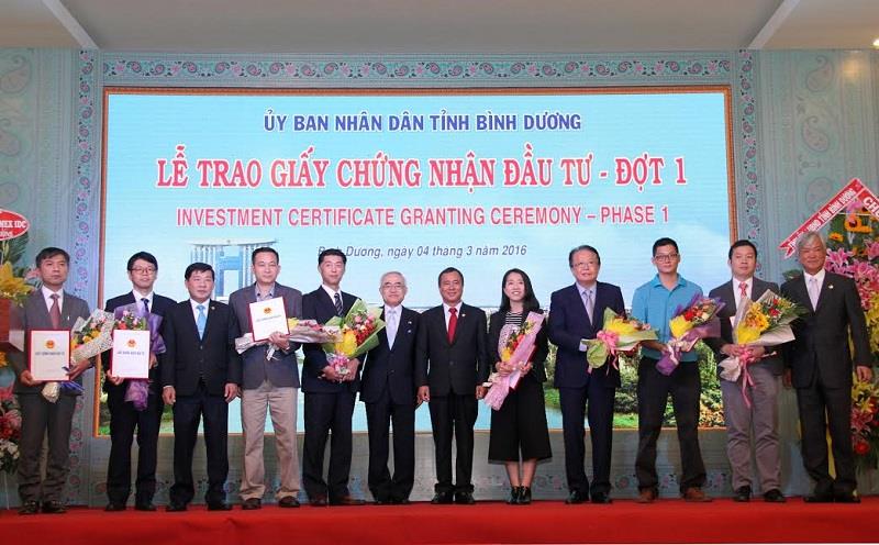 Ông Trần Văn Nam (thứ 6 từ phải qua), Uỷ viên Trung ương Đảng, Bí thư Tỉnh ủy và ông Trần Thanh Liêm (thứ 3 từ trái qua), Phó Bí thư Tỉnh ủy, Chủ tịch UBND tỉnh trao giấy chứng nhận đầu tư cho các doanh nghiệp