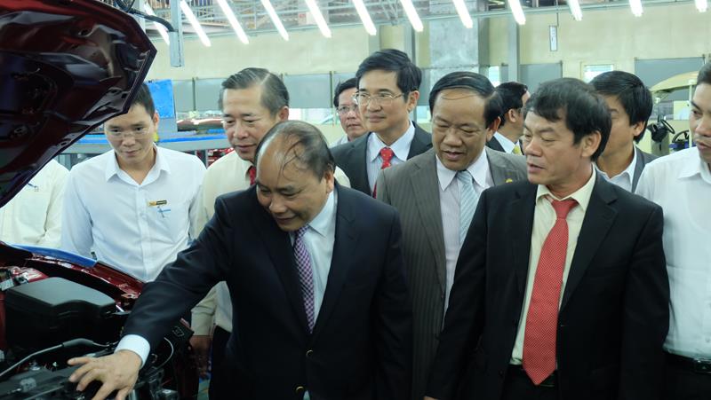 Phó Thủ tướng Chính phủ Nguyễn Xuân Phúc nghe giới thiệu dòng xe mới tại Khu phức hợp ô tô Chu Lai.