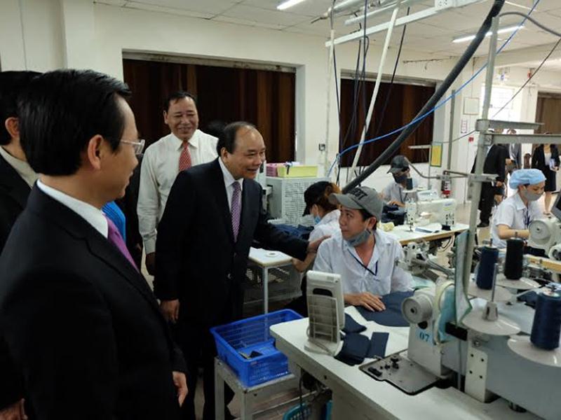 Phó Thủ tướng Nguyễn Xuân Phúc ân cần hỏi thăm người lao động tại Công ty CP Dệt may 28-3