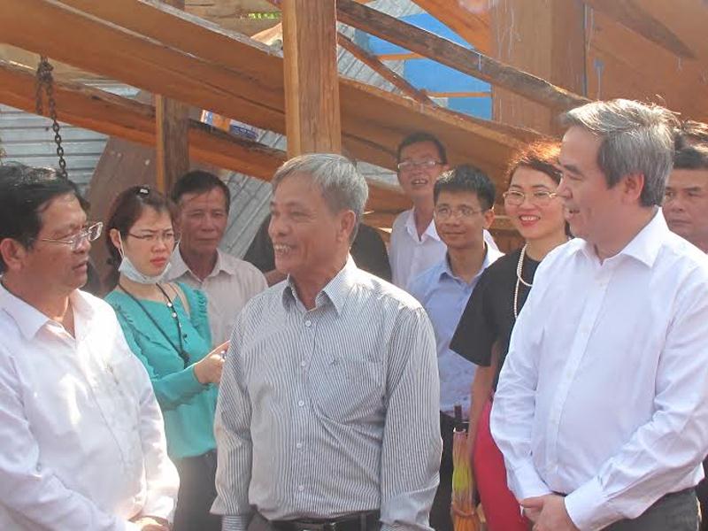 UV BCT Thống đốc NHNN Nguyễn Văn BÌnh và lãnh đạo tỉnh Quảng Ngãi trao đổi với ngư dân tại HTX đóng tàu Nghĩa Phú, Quảng Ngãi.