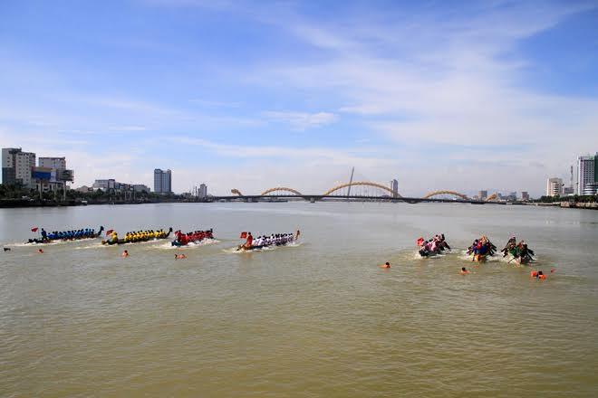 Lễ hội đua thuyền trên sông Hàn.