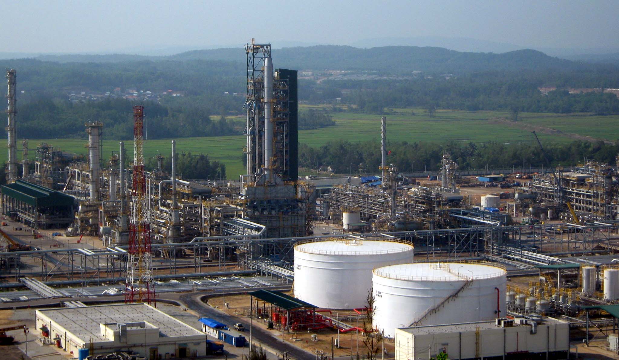 Nhà máy lọc dầu Dung Quất, tỉnh Quảng Ngãi cùng với mỏ khí Cá Voi Xanh của Quảng Nam sẽ tạo thành Tổ hợp Công nghiệp dầu khí đồ sộ tại miền Trung.