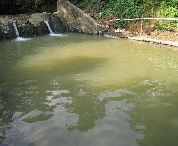 Suối nước khoáng Bang ngày cang bị ô nhiễm.