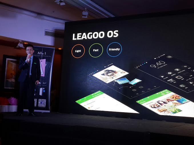 Ông Johnson, CEO Leagoo Global đang giới thiệu về các tính năng của các dòng sản phẩm smartphone sẽ có mặt tại Việt Nam. 