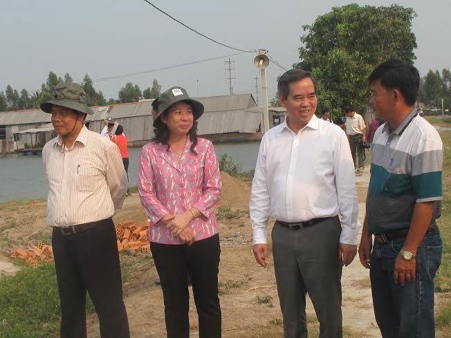 Thống đốc Nguyễn Văn Bình và lãnh đạo  tỉnh An giang thăm ao nuôi cá tra trong chuỗi liên kết nghị quyết 14 của ông Nguyễn Văn Tấn, xã Bình Thủy, huyện Châu Phú, An Giang.