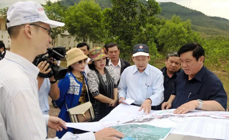 Bí thư Tỉnh ủy Bình Định - ông Nguyễn Thanh Tùng (người mặt áo đen bên phải) - kiểm tra công tác giải phóng mặt bằng nhằm đẩy nhanh tiến độ triển khai Dự án VSIP Bình Định.