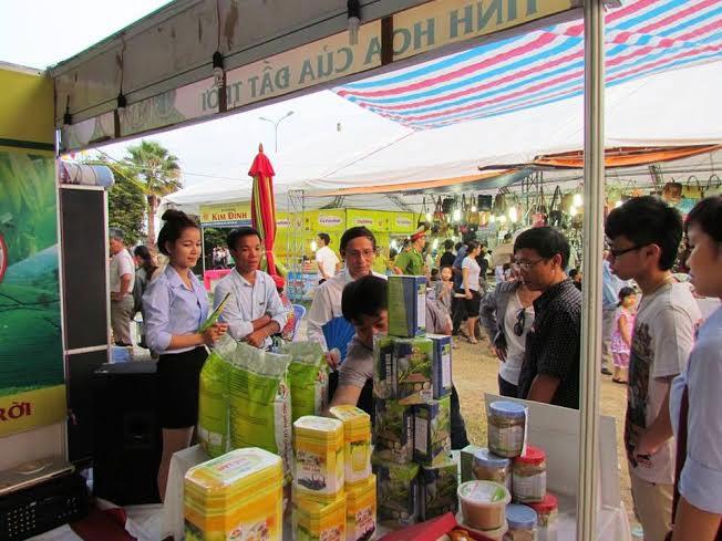 Một gian hàng sản phẩm trong nước tại Hội chợ thương mại quốc tế festival Huế.