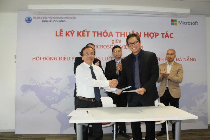 Lễ ký kết biên bản thoả thuận hợp tác giữa Hội đồng điều phối mạng lưới khởi nghiệp Đà Nẵng và đại diện Microsoft.