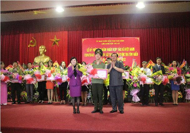 Phó Chủ tịch UBND tỉnh Thái Bình Phạm Văn Xuyên và Chủ tịch Liên minh HTX tỉnh Thái Bình Lưu Thị Chỉ tặng hoa và trao giải thưởng trong cuộc thi tìm hiểu Luật HTX năm 2012.